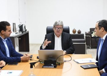 Em reunião com presidente do BNB, João discute investimentos em infraestrutura, turismo e desenvolvimento regional