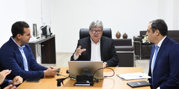 Em reunião com presidente do BNB, João discute investimentos em infraestrutura, turismo e desenvolvimento regional