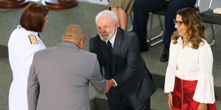 Marinha promove primeira mulher negra a oficial-general