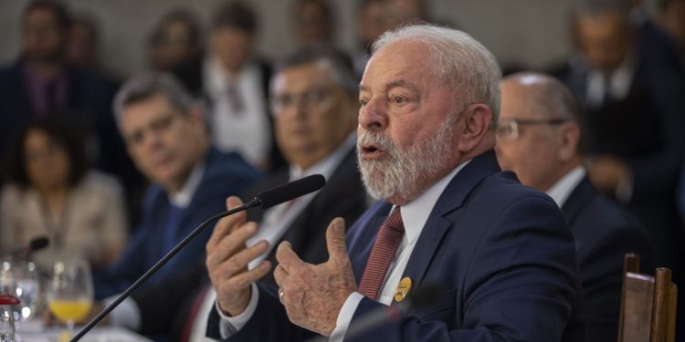 Lula afirma que não vai transformar escolas em prisão