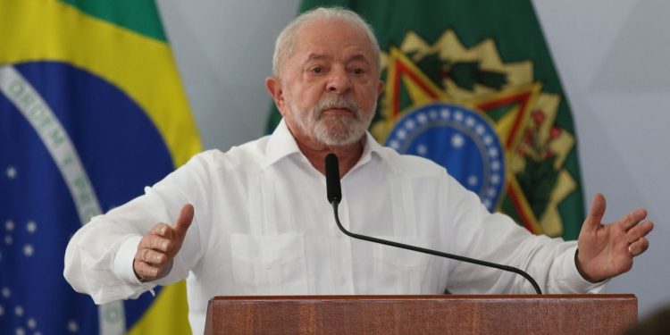 Lula anuncia política de reajuste do salário mínimo e isenção de IR