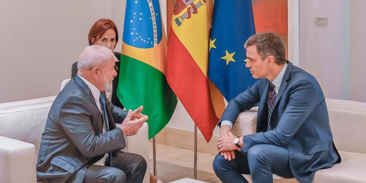 Na Espanha, Lula assina acordos em educação, trabalho e pesquisa