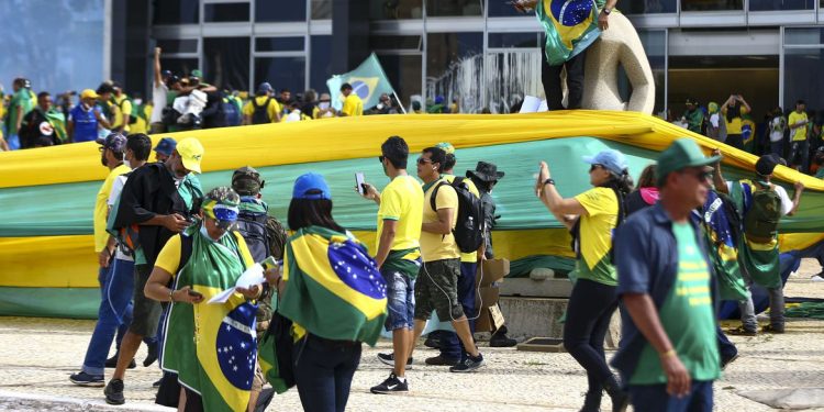 AGU processa 27 pessoas que postaram nas redes durante atos golpistas