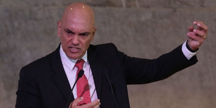 Moraes manda PF marcar depoimento de Bolsonaro sobre atos golpistas