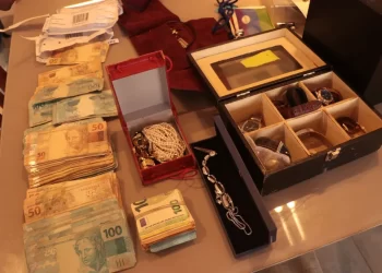 Polícia Federal faz operação contra tráfico de drogas e bloqueia R$ 150 milhões