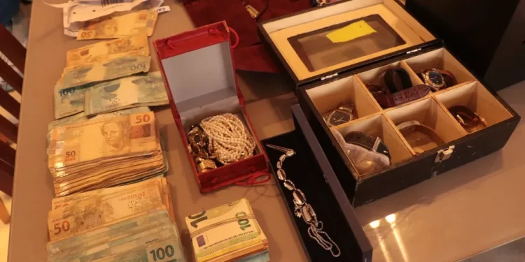 Polícia Federal faz operação contra tráfico de drogas e bloqueia R$ 150 milhões