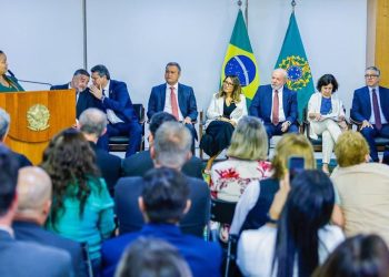 Lula assina projeto de lei que garante verba para piso da enfermagem