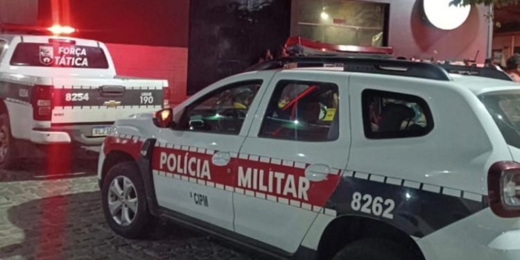PM embarga estabelecimento que vendia bebida alcoólica a menores de idade