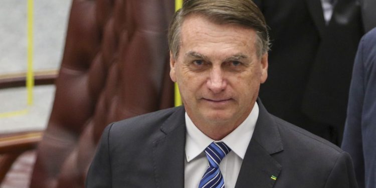 TSE dá prazo para Bolsonaro se manifestar em processo que pode torná-lo inelegível