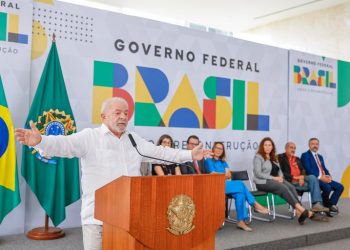 Lula oficializa reajuste de 9% a servidores e celebra retorno do diálogo