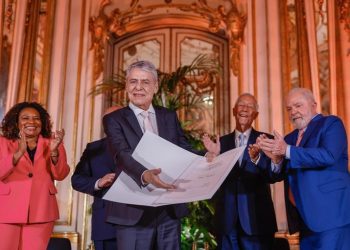 Lula assina e entrega diploma do Prêmio Camões a Chico Buarque