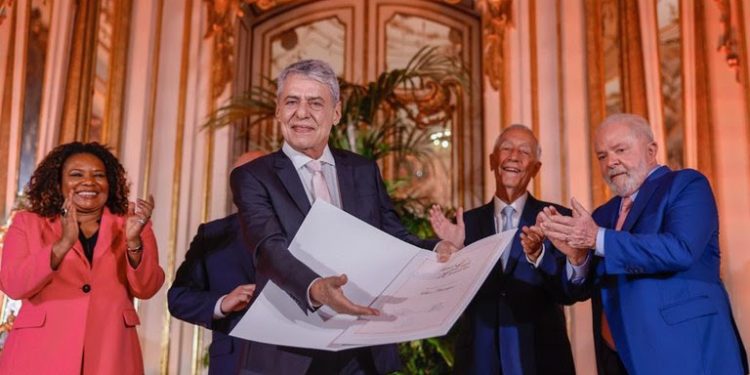 Lula assina e entrega diploma do Prêmio Camões a Chico Buarque