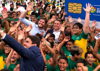 Governo Federal entrega mil chips com internet à crianças e jovens de Campina Grande