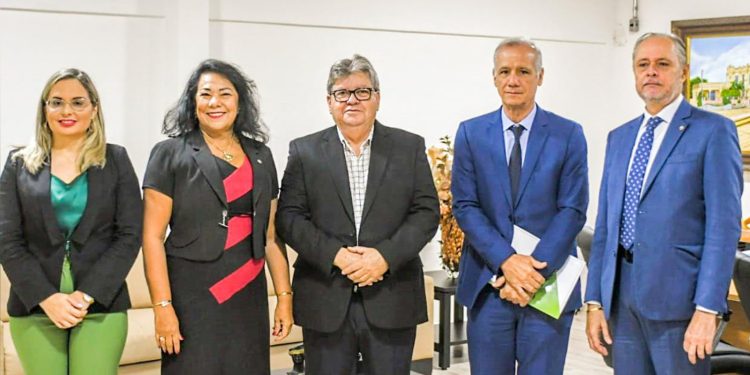 João recebe defensora geral em primeira visita oficial da gestão ao chefe do Executivo