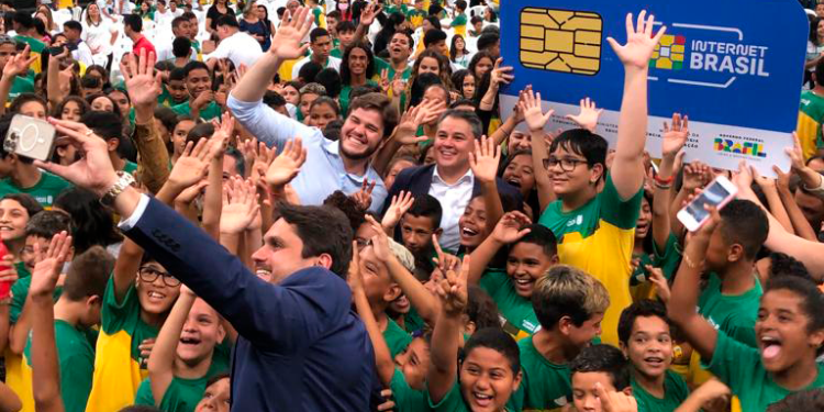 Governo Federal entrega mil chips com internet à crianças e jovens de Campina Grande