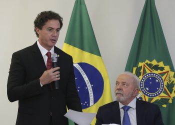 Veneziano participa da assinatura do projeto de lei que garante pagamento do piso da enfermagem