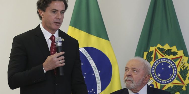 Veneziano participa da assinatura do projeto de lei que garante pagamento do piso da enfermagem