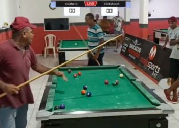 VEJA: Vereador paraibano é flagrado rasgando dinheiro em torneio de sinuca