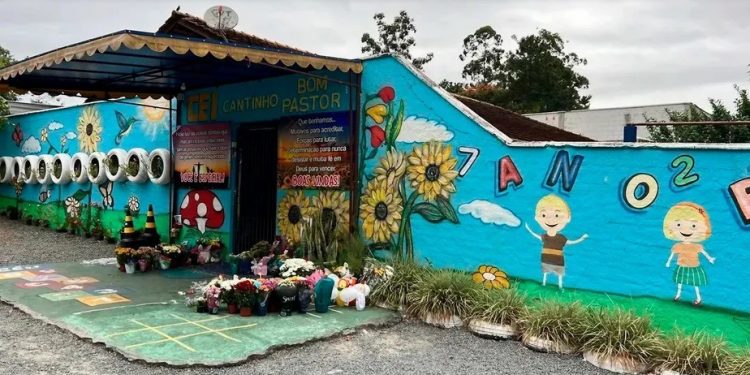 Professora que ajudou a socorrer alunos em creche atacada em Blumenau tem infarto e passa por cirurgia