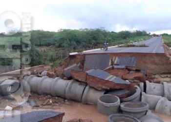 Força da água após rompimento de barragem destrói rodovia paraibana