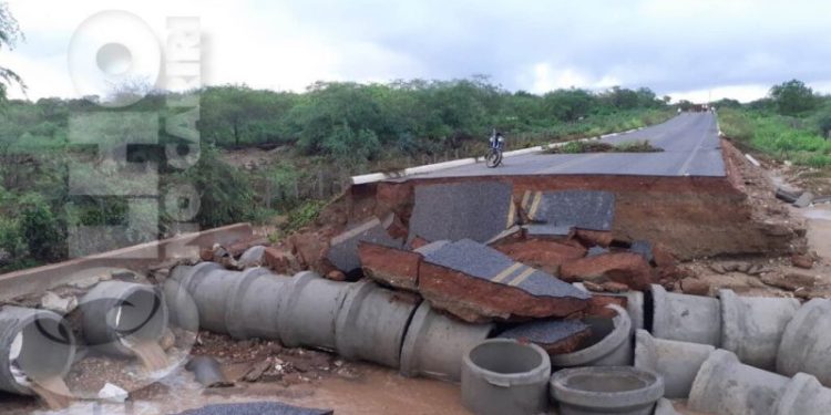 Força da água após rompimento de barragem destrói rodovia paraibana