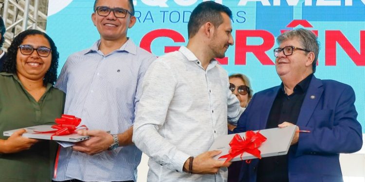 João Azevêdo entrega R$ 171 milhões em equipamentos para as escolas