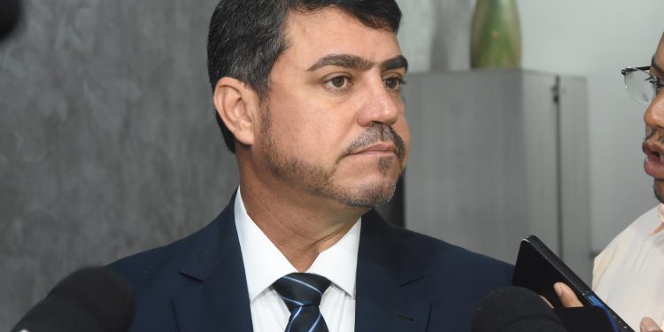 Dinho leva ao presidente do Senado pedido de supressão de artigos em projeto que pode retirar recursos do Sistema S