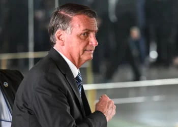 Bolsonaro nega adulteração em cartão de vacinação: “Não tomei a vacina e ponto final”