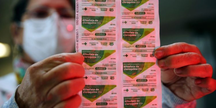 Juiz condena defensores de kit covid a pagar R$ 55 mi em indenização