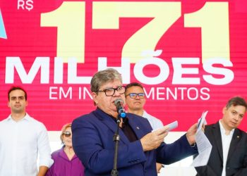 João Azevêdo entrega R$ 171 milhões em equipamentos para as escolas