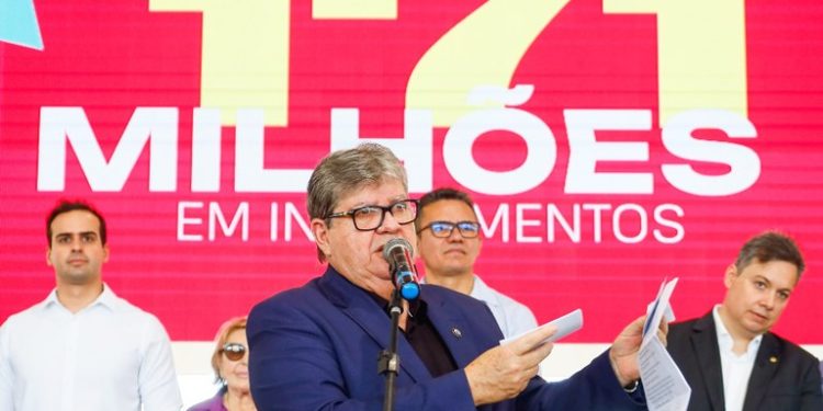 João Azevêdo entrega R$ 171 milhões em equipamentos para as escolas