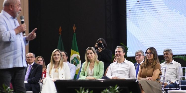 João Azevêdo participa de lançamento do Programa Escolas de Tempo Integral em Fortaleza e destaca realidade dos municípios da Paraíba