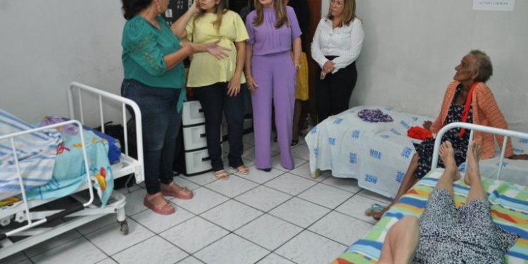 Primeira-dama visita Casa do Idoso e do Deficiente e discute ações de apoio governamental à instituição