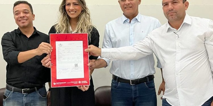 Cerca de 50 microempreendedores patoenses assinam contratos com o Programa Empreender PB