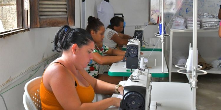 Governo do Estado viabiliza padaria comunitária e ateliê de costura e aumenta renda de mulheres agricultoras