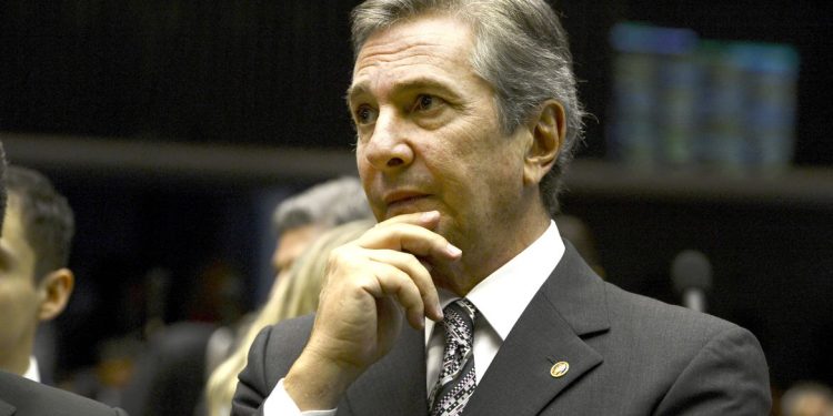 Maioria dos ministros do STF vota pela condenação de Collor por corrupção