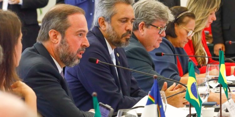 Ministro anuncia R$ 56 bilhões para plano de investimentos em transmissão de energia para o Nordeste