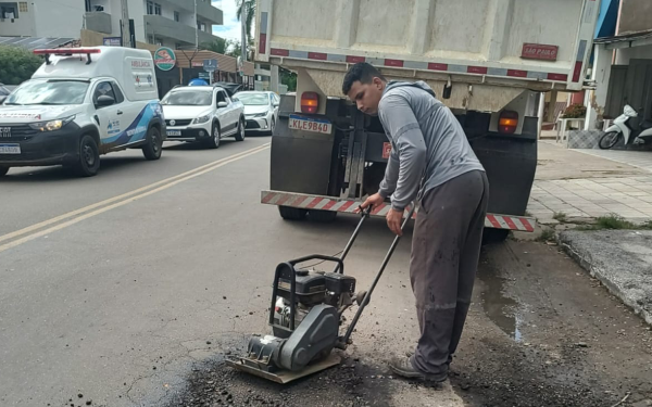 Prefeitura de Cajazeiras recupera pavimentação asfáltica de várias ruas
