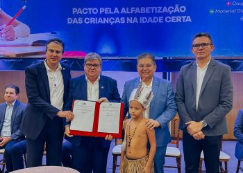 Adriano prestigia lançamento do Alfabetiza Mais Paraíba ao lado de João e do ministro da Educação