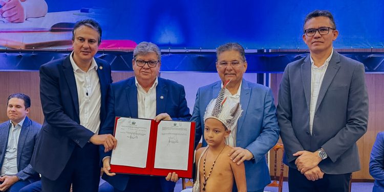 Adriano prestigia lançamento do Alfabetiza Mais Paraíba ao lado de João e do ministro da Educação