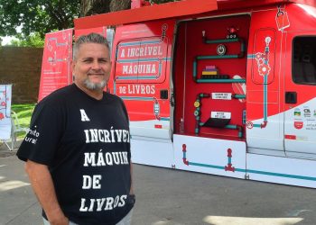 Crianças podem trocar até três livros durante ação do projeto ‘A Incrível Máquina de Livros’, no Parque Solon de Lucena