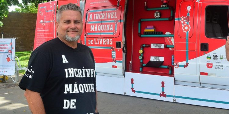 Crianças podem trocar até três livros durante ação do projeto ‘A Incrível Máquina de Livros’, no Parque Solon de Lucena