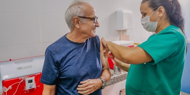 Cícero Lucena acompanha Dia D de Multivacinação na Rede Municipal de Saúde