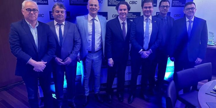 Veneziano representa Senado em evento da Construção Civil em Brasília e ressalta novos investimentos governamentais para o setor no Brasil