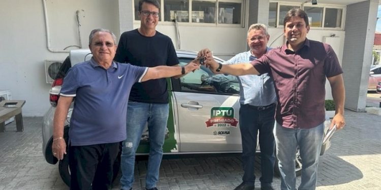 Prefeitura de Sousa realiza a entrega de automóvel ao ganhador da Campanha IPTU Premiado