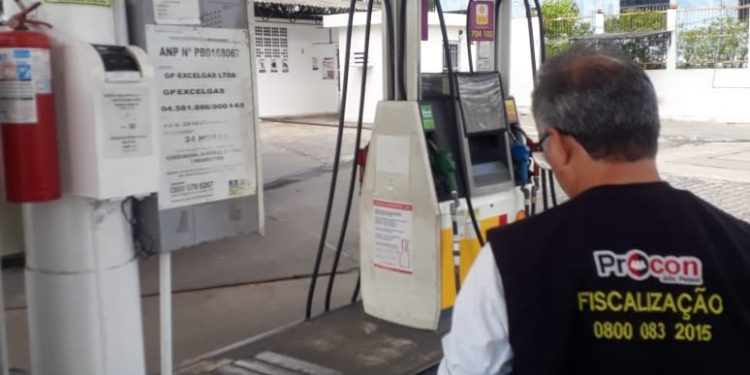 Procon-JP autua distribuidoras por não reduzirem os preços dos combustíveis; multa pode chegar a R$ 1 milhão