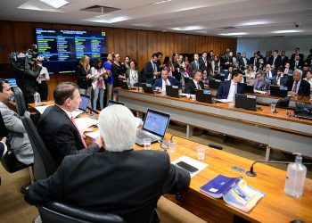 CAE retoma projeto que prevê igualdade salarial entre homem e mulher nesta quarta