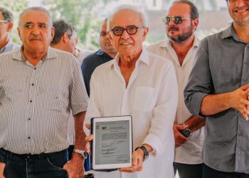 Cícero assina ordem de serviço para construção de 106 apartamentos para moradores de áreas de risco do Complexo Beira Rio