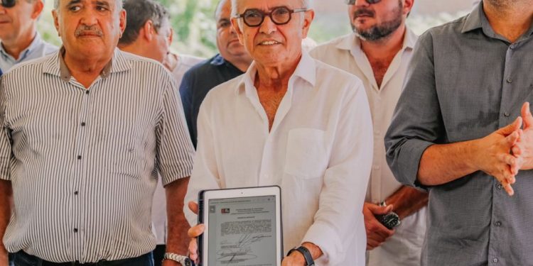 Cícero assina ordem de serviço para construção de 106 apartamentos para moradores de áreas de risco do Complexo Beira Rio