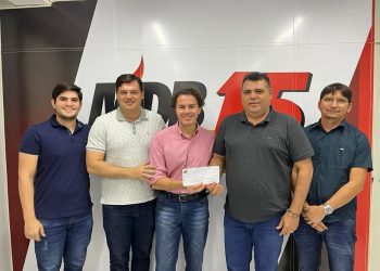 Prefeito de Santana de Mangueira assina ficha de filiação ao MDB